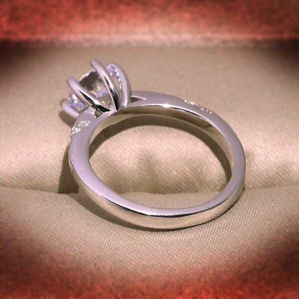 Imitation Moissanite Ring High-end Ladies Wedding Ring Classic Bull Head Style - Image 4