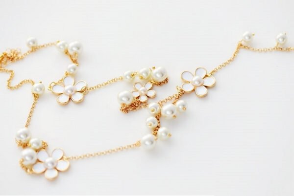 Flower Five Petal Pearl Sweater Chain - Image 3