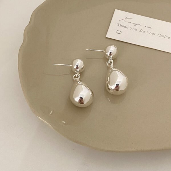 High Grade Earrings With A Cool And Aloof Style
