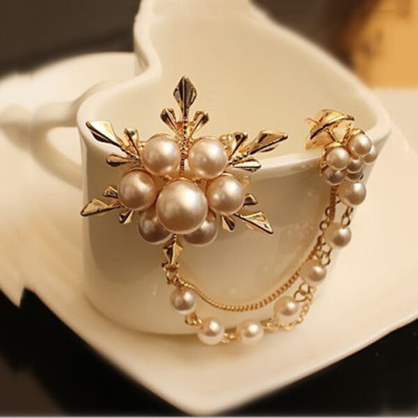 Pearl flower brooch