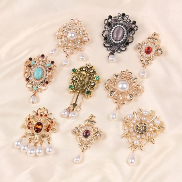 Design Court Retro Baroque Style Coat Brooch