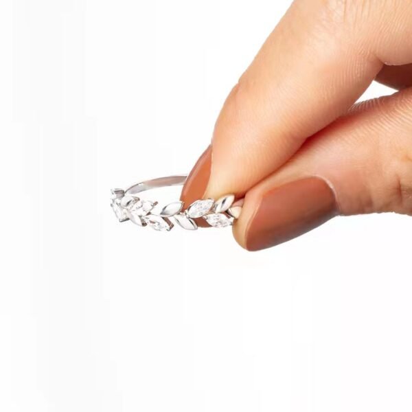 Simple And Beautiful S925 Silver Fashion Leaf Zircon Ring Female - Image 3